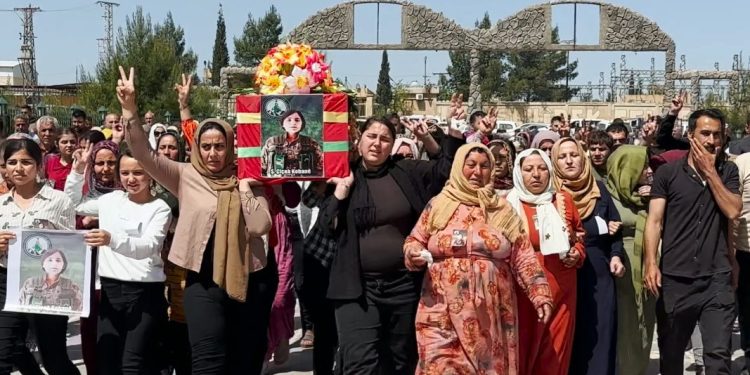 Cenazeyê şehîd Çîçek Kobanê bi merasîmekê hate oxirkirin