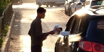 Ciwanên Şoreşger ên Dêrîkê broşûrên derbarê Rêber Apo belav dikin