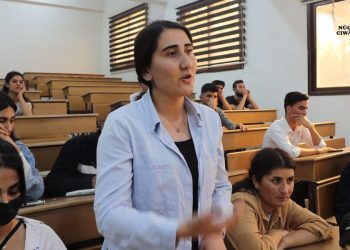 Xwendekarên Reqa komxebatekî derbarê pirsgirêkên Rojhilata Navîn li darxist