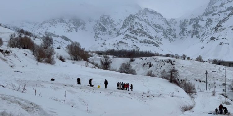 Li Balekayetiyê di werza biharê de jî geştiyar keyfa berfê dikin