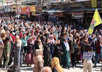 Şêniyên Qamişlo ji bo destekdayîna serhildana Wanê meşiyan