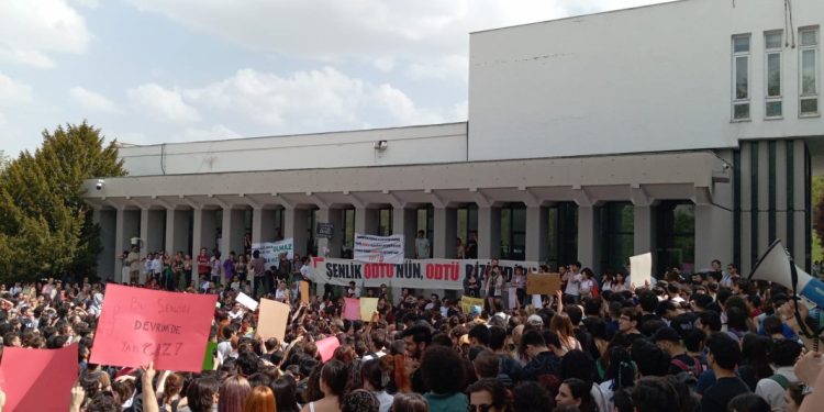 Xwendekarên ODTÜ: “Bila Verşan bêdeng be, Devrîm biaxive”