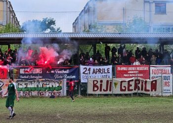 Di maça futbolê ya li Îtalyayê de pankarta piştgiriyê ji bo gerîlayan hat vekirin