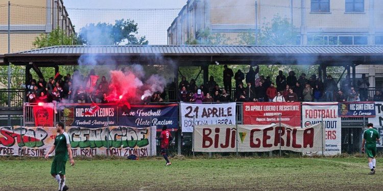 Di maça futbolê ya li Îtalyayê de pankarta piştgiriyê ji bo gerîlayan hat vekirin
