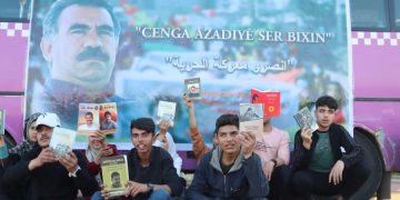 Ciwanên PYD’ê û Jinên Ciwan li Reqa Pirtûkxaneya Gerok li dardixin