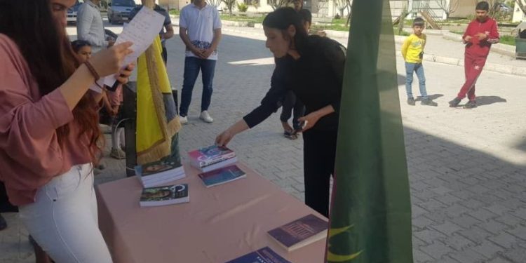 Jinên Ciwan ên Kobanê derbarê jiyana Rêber Apo standekî pêşbirk vekirin