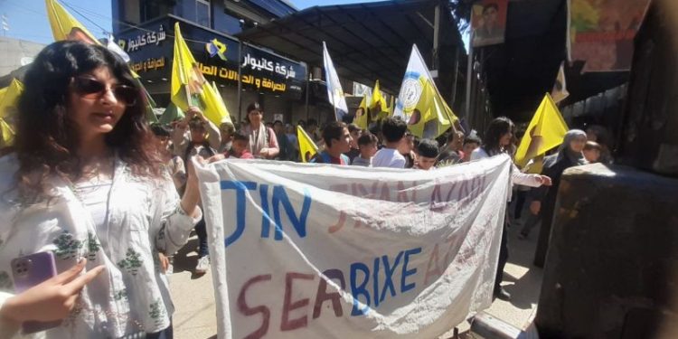 Gelê Dirbêsiyê bi meşekî 75 salên Rêber Apo pîroz kir