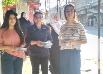 Jinên Ciwan ên PYD’ê li Qamişlo broşûrên derbarê jiyana Rêber Apo belav dikin