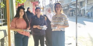 Jinên Ciwan ên PYD’ê li Qamişlo broşûrên derbarê jiyana Rêber Apo belav dikin