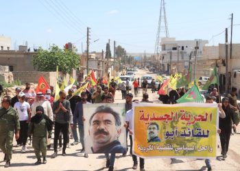 Ciwanên gundewarên Tebqa ji bo azadiya fîzîkî ya Rêber Apo meşiyan