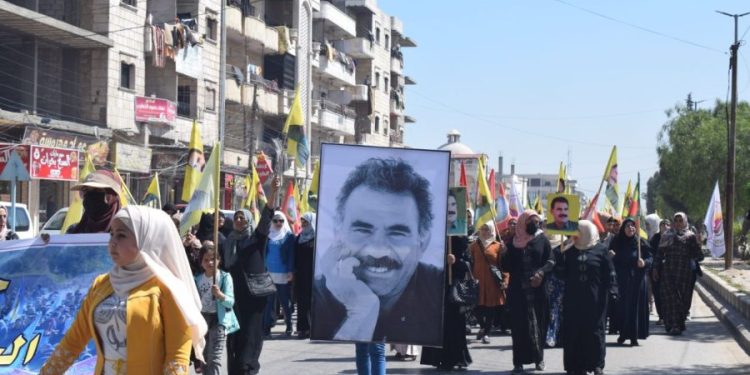 Bi pêşengtiya jin li Minbicê daxwaza azadiya Rêber Apo hat berz kirin