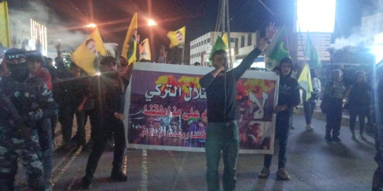 Ciwanên Şoreşger ên Minbic ji bo piştgiriya gerîlayên li Metînayê meşiyan