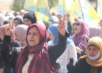 Bi pêşengtiya jin, şêniyên Tebqa ji bo azadiya Rêber Apo û li dijî êrîşên dagirkeriyê meşiyan