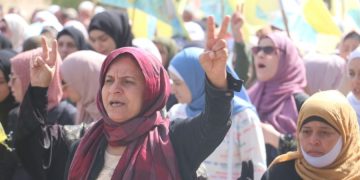 Bi pêşengtiya jin, şêniyên Tebqa ji bo azadiya Rêber Apo û li dijî êrîşên dagirkeriyê meşiyan