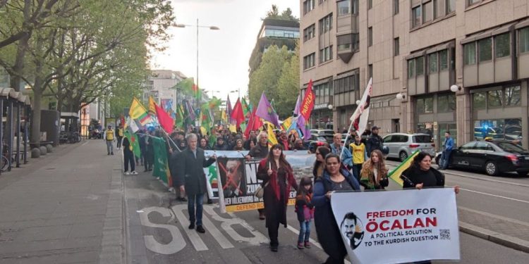 MEŞA LI STUTTGARTÊ: KURDISTANÊ BI PAREZIN!