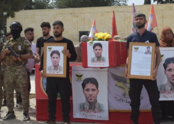 Şêniyên Minbicê cenazeyê şehîd Zeybek Saxêr oxir kirin