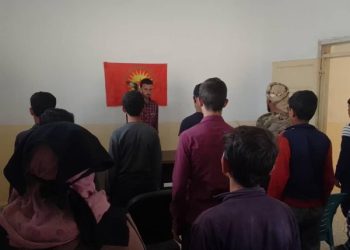 Ciwanên Şoreşger ên Dêrazor pirtûkê “Çawa Bijîn” ya Rêber Apo didin xwendin