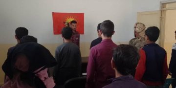 Ciwanên Şoreşger ên Dêrazor pirtûkê “Çawa Bijîn” ya Rêber Apo didin xwendin