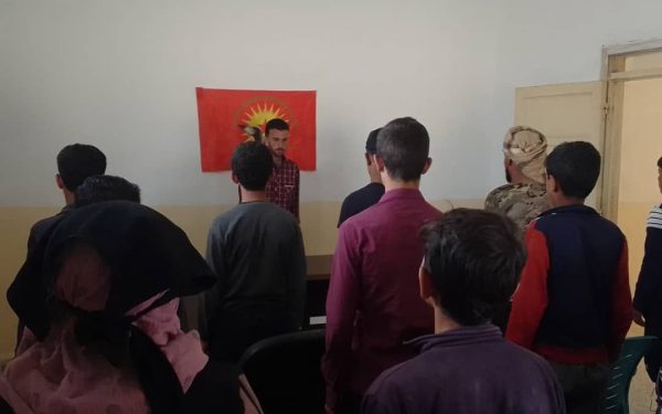 Ciwanên Şoreşger ên Dêrazor pirtûkê “Çawa Bijîn” ya Rêber Apo didin xwendin