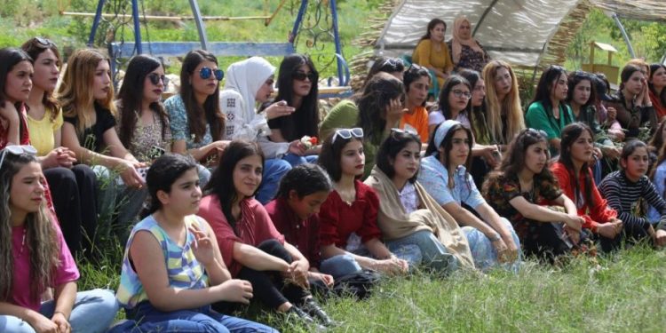 Ji Yekitiya Jinên Ciwan a Herema Firatê Festivala Biharê