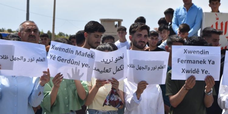 Xwendevanên Mexmûrê ji bo mafê xwendina zanîngehê meşiyan