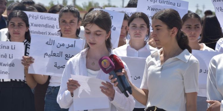 Xwendevanên Mexmûrê ji bo mafê xwendina zanîngehê meşiyan