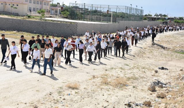 Xwendevanên Mexmûrê ji bo mafê xwendina zanîngehê meşiyan