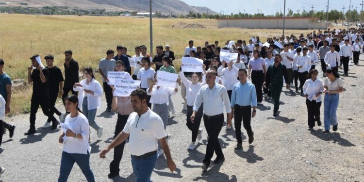 Xwendevanên Mexmûrê ji bo mafê xwendina zanîngehê meşiyan