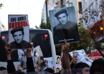 Rêxistinên Ciwanan ji bo Şehîden Gulanê li Îzmir û Stenbol meşiyan