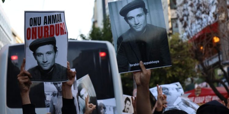 Rêxistinên Ciwanan ji bo Şehîden Gulanê li Îzmir û Stenbol meşiyan