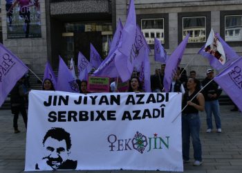 Jinên Ciwan li Stûttgartê bi pêşengiya TekoJIN ji bo Rêber APO meşiyan