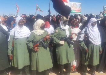 Ji ber şerê li Sûdanê jin perwerdeya bikaranîna çekan dibînin