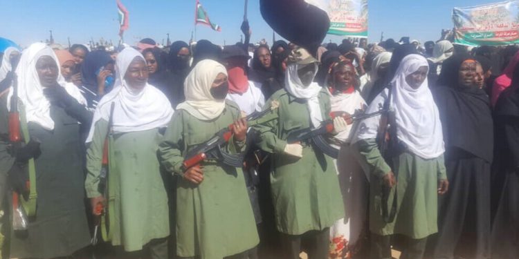 Ji ber şerê li Sûdanê jin perwerdeya bikaranîna çekan dibînin