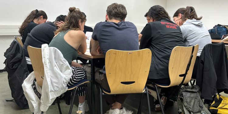 Bi pêşengtiya JXK li Hambûrgê xwendekarên Rêber APO duxwînen