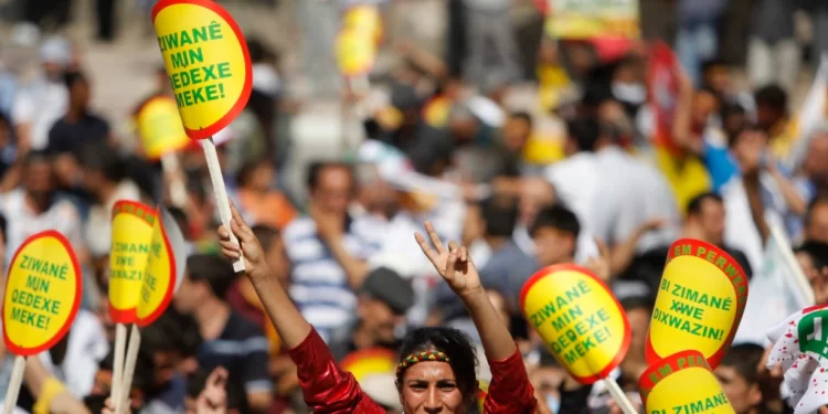 Komîteya Perwerdeyê ya KJK’ê: Ziman hebûn e, hebûna xwe biparêzin!