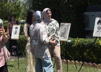 Du jinên ciwan bi pêşengehekê hunera xwe nîşandan