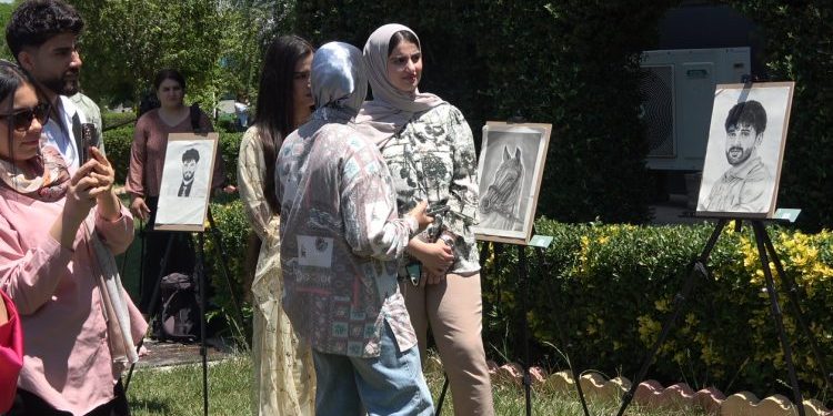 Du jinên ciwan bi pêşengehekê hunera xwe nîşandan