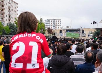 Maça Amedspor û Menemenê dest pê kir