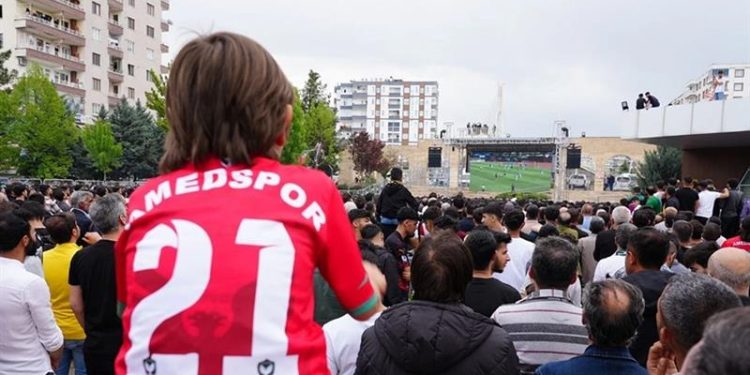 Maça Amedspor û Menemenê dest pê kir