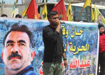 Li Minbicê meş ji bo azadiya Rêber Apo bi pêşengtiya ciwanan