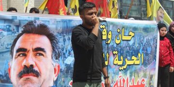 Li Minbicê meş ji bo azadiya Rêber Apo bi pêşengtiya ciwanan