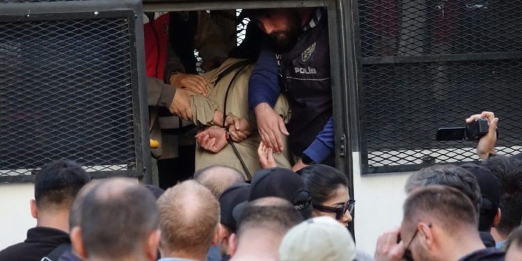 Di meşa li Stenbolê de ji 21 ciwanên hatibûn binçavkirin