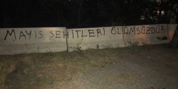 Yekîneyên YCWK’ê li Mûş û Îzmîrê şehîden meha Gulanê bi bîr anîn