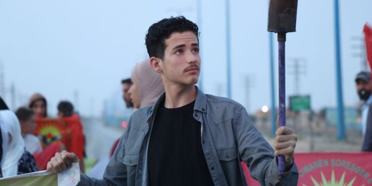 Ciwan û Jinên Ciwan Dêrazorê dijî berdewamiya tecrîda Rêber APO meşek li dar xist