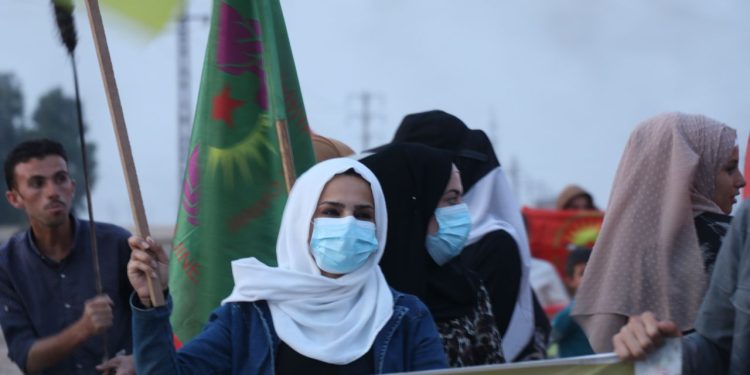 Ciwan û Jinên Ciwan Dêrazorê dijî berdewamiya tecrîda Rêber APO meşek li dar xist