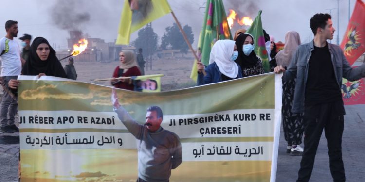 Ciwan û Jinên Ciwan Dêrazorê dijî berdewamiya tecrîda Rêber APO meşek li dar xist