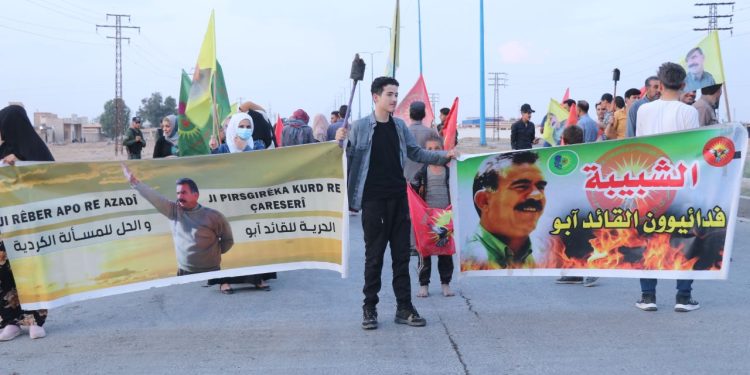 Ciwan û Jinên Ciwan Dêrazorê dijî berdewamiya tecrîda Rêber APO meşek li dar xist