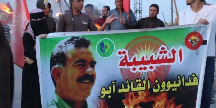 Ciwan û Jinên Ciwan Dêrazorê dijî berdewamiya tecrîda Rêber APO meşek li dar xist