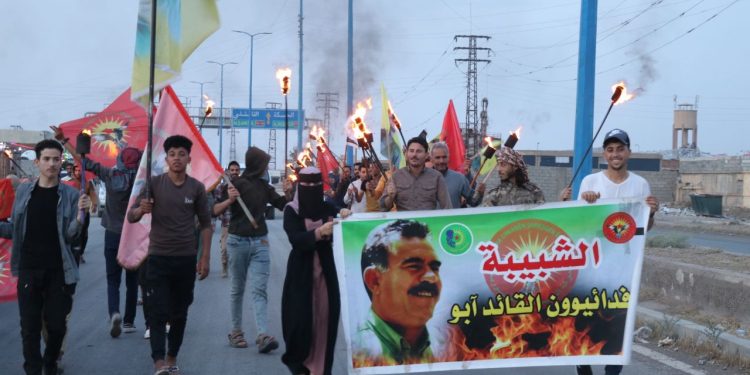 Ciwan û Jinên Ciwan Dêrazorê dijî berdewamiya tecrîda Rêber APO meşek li dar xist