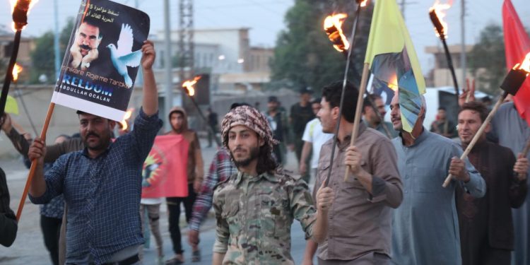 Ciwan û Jinên Ciwan Dêrazorê dijî berdewamiya tecrîda Rêber APO meşek li dar xist